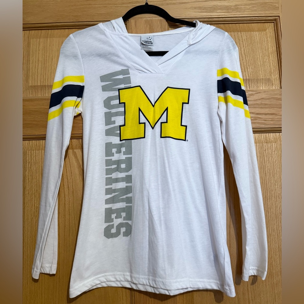 NWOT Women’s Michigan Wolverines Long Sleeve Hooded Shirt Size Medium